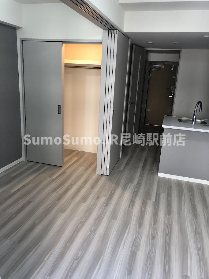 その他部屋・スペース　落ち着いた色調の寝室です