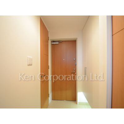 玄関　同タイプ10階のお部屋を撮影。仕様が異なることがあります。