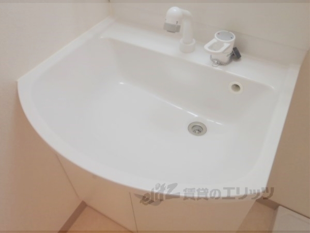 洗面設備　幅がありシャワーも付いた洗面台です