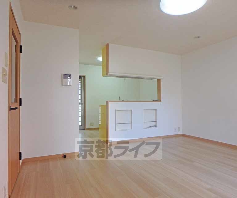 居室・リビング　賀茂川が近く、四季を通してジョギングや散歩が楽しめるエ...