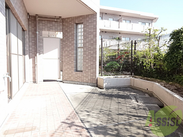 バルコニー　開放的で暖かさが気持ちいいテラスは自由自在に活用できますね