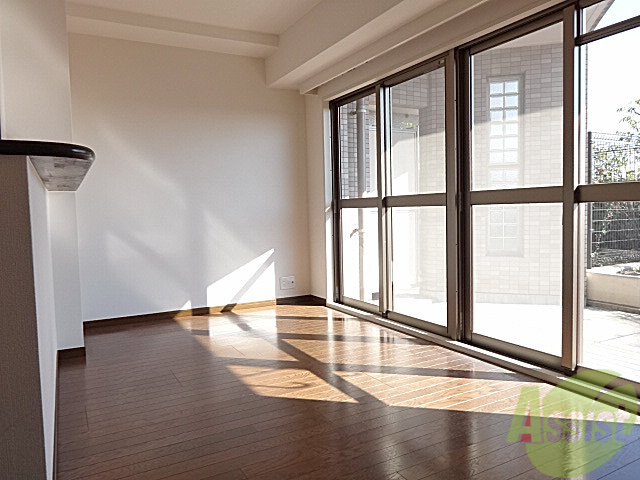 居室・リビング　風が通りたっぷりの陽光が差し込むリビングです。