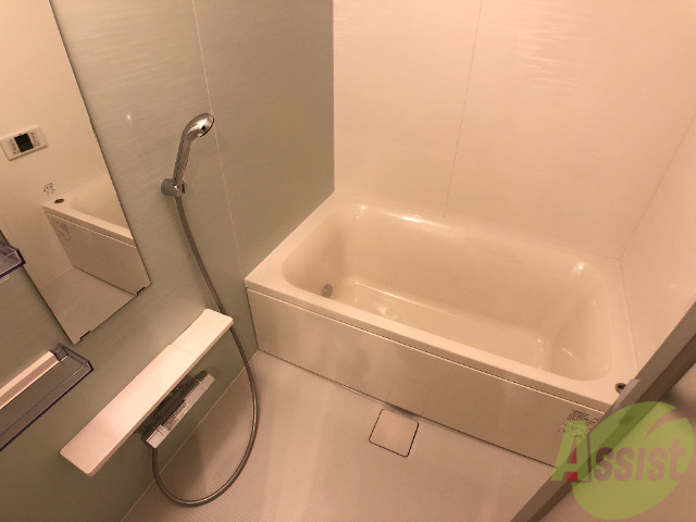 バス・シャワールーム　お風呂です。肩までゆっくりと浸かることができます。