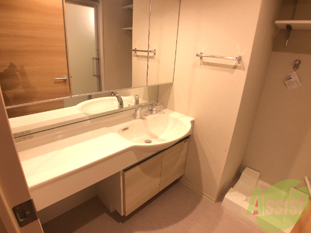 洗面設備　洗面台。朝の身支度はここでばっちり決めましょう。