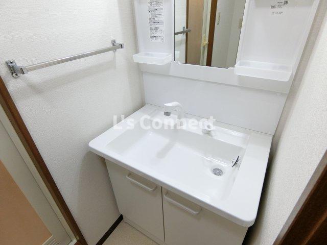 洗面設備　朝の支度もスムーズな独立洗面台。