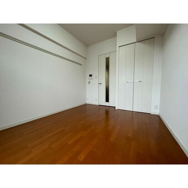 居室・リビング　洋室6.8帖　クローゼット　フローリング