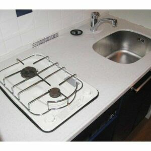 キッチン　キッチン　ガスコンロ2口　収納棚有　ミニ冷蔵庫付