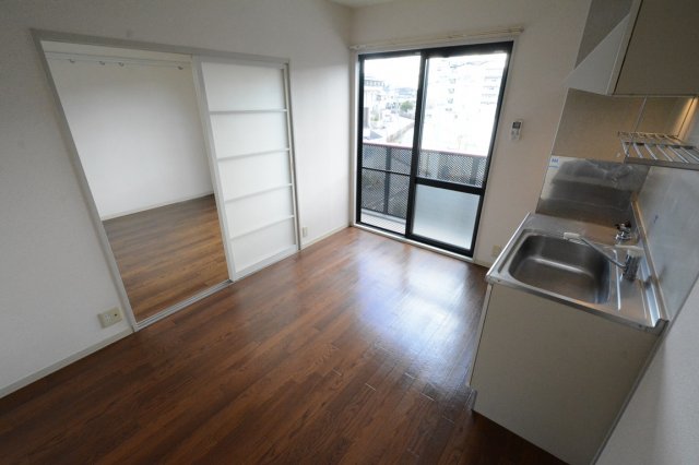 居室・リビング　南向きで日当たり良好なリビングです。