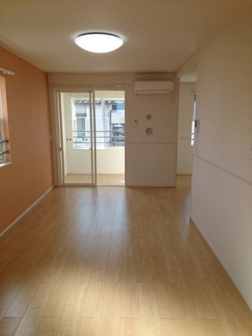 居室・リビング　【シャラ】ゆったりとした居間です