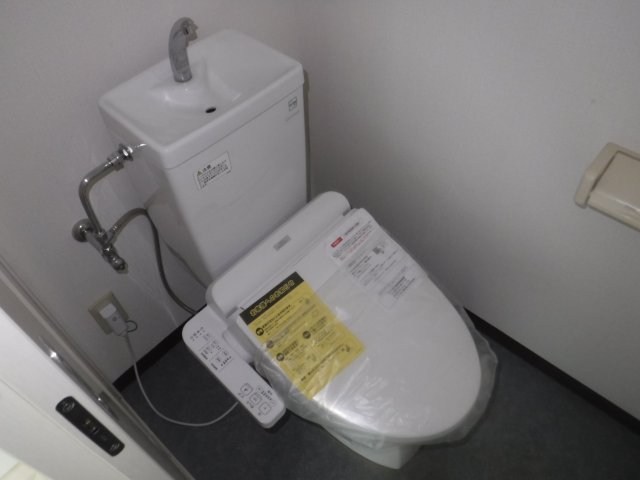 トイレ　他のお部屋の参考写真となります。