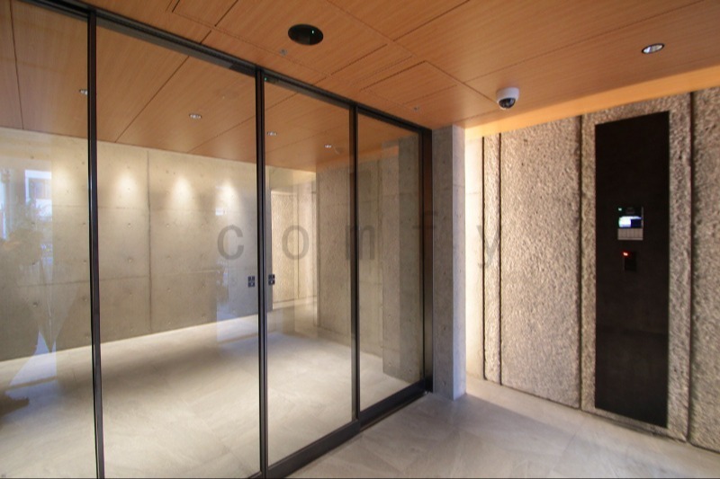 エントランス　オートロック付きエントランス