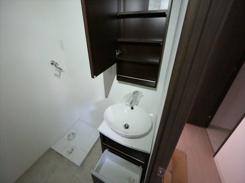 洗面設備　脱衣所　オシャレな独立洗面台　収納スペース有