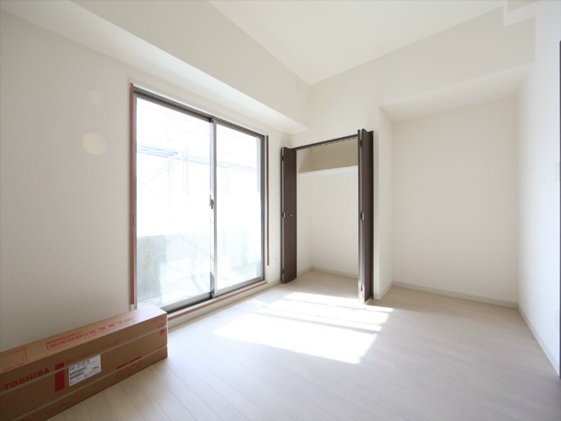 バルコニー　洋室7.3帖　クローゼット付　南面バルコニー