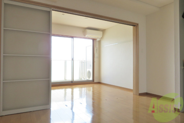 居室・リビング　８．１帖の洋室です。南向きなので光が差し込みます。