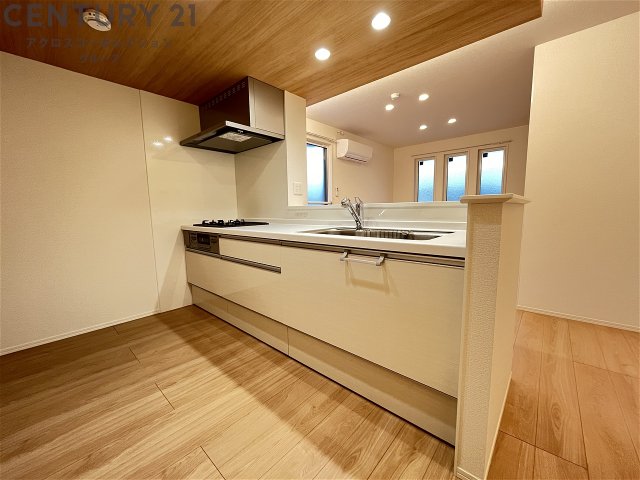 キッチン　システムキッチンはガスコンロ３口です♪