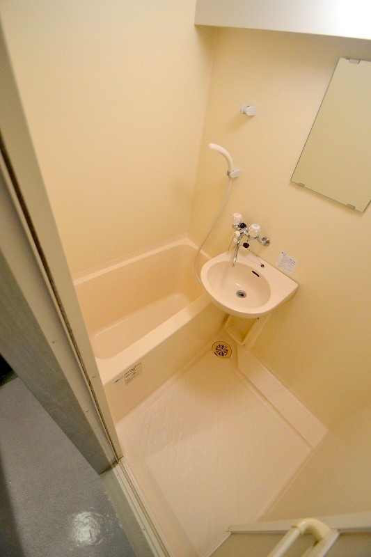 バス・シャワールーム　清潔感のあるバスルーム