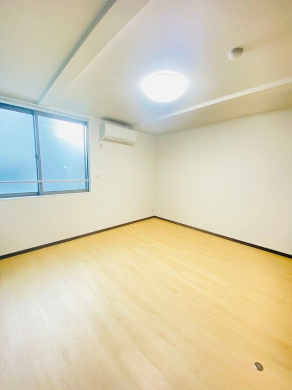 居室・リビング　☆明るい洋室☆