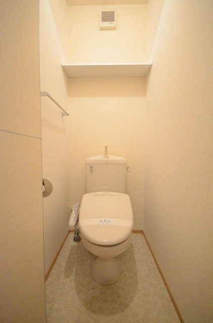 トイレ　同物件別号室の写真です。