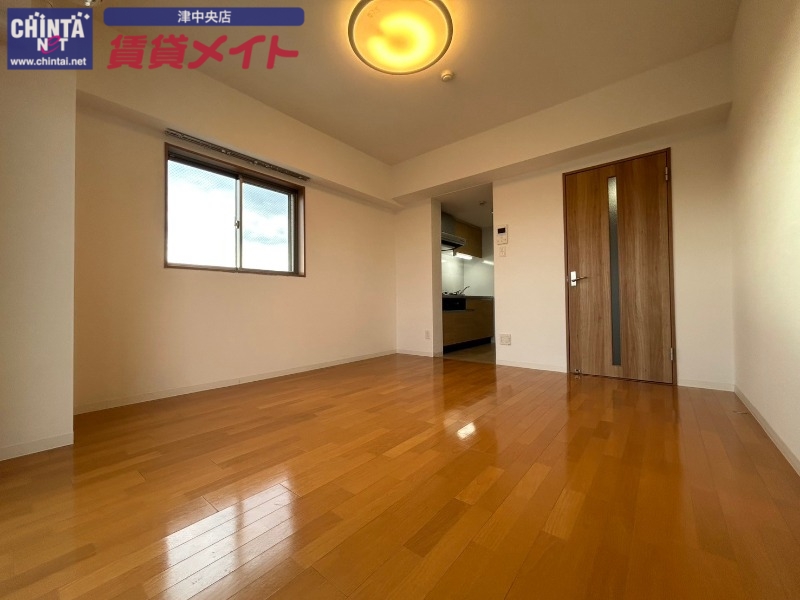 居室・リビング　同物件別室写真