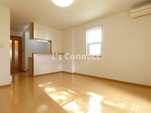 居室・リビング　角部屋で２面に窓があります。