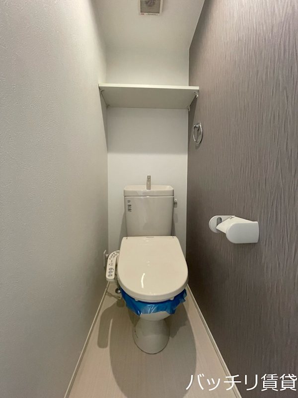トイレ　画像は別号室タイプの為、現状を優先致します。