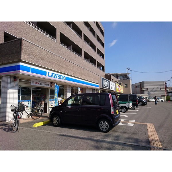 コンビニ　ローソン高知朝倉駅前店（コンビニ）まで748m