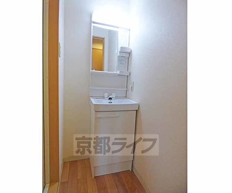 洗面設備　綺麗な洗面台です。