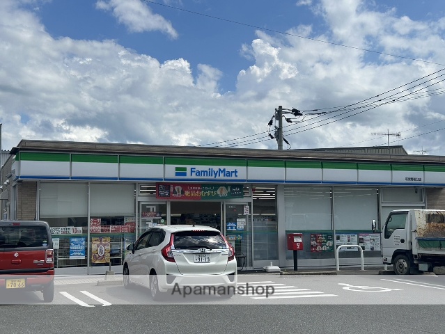 コンビニ　ファミリーマート（コンビニ）まで808m