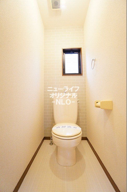 トイレ　換気にも役立つ小窓付きトイレ（暖房機能付き便座）☆