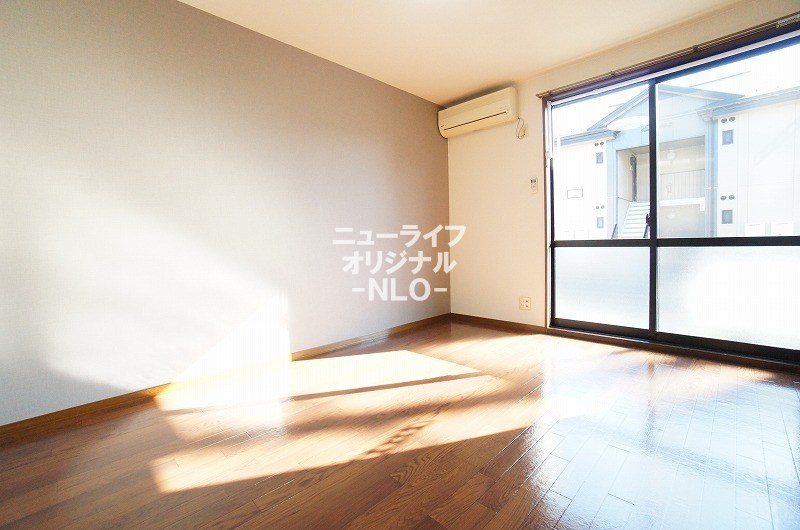 居室・リビング　バルコニー側洋室　大きな窓から明るい光が差し込みます☆