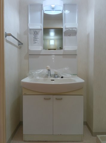 洗面設備　ゆったりとスペースのある洗面所