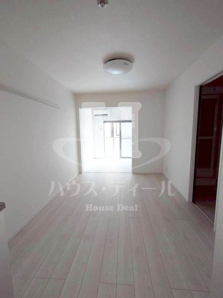 居室・リビング　別号室参考写真です