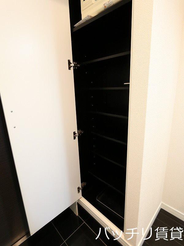 玄関　別号室タイプの為、現状を優先致します。