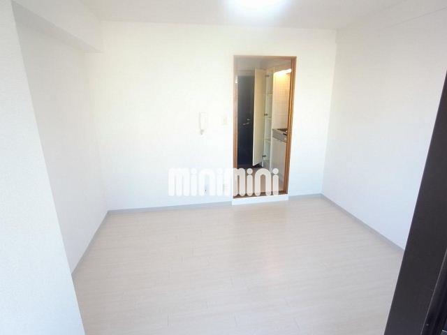 居室・リビング　白を基調としたきれいなお部屋です