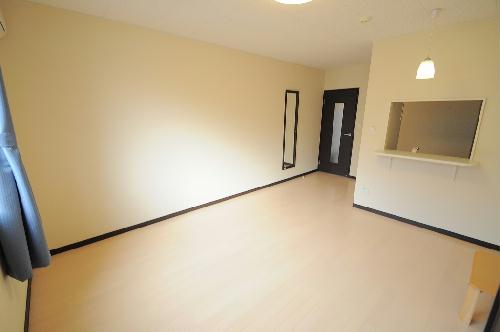 居室・リビング　こげ茶色が基調の落ち着いたお部屋になります