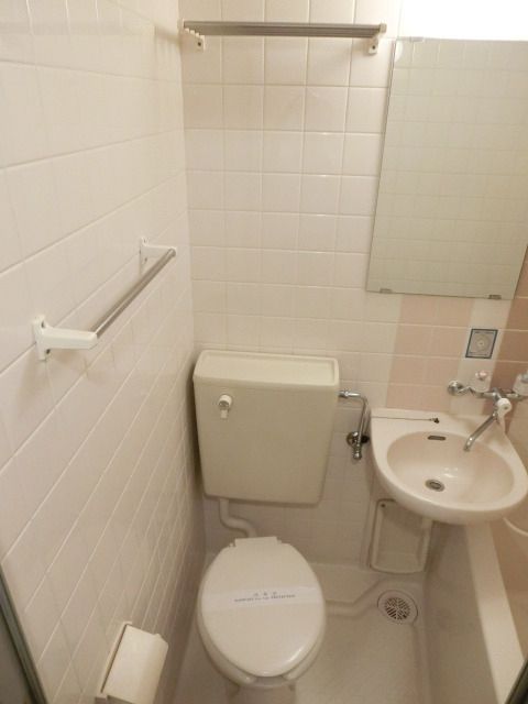 トイレ　上部棚付きのトイレです