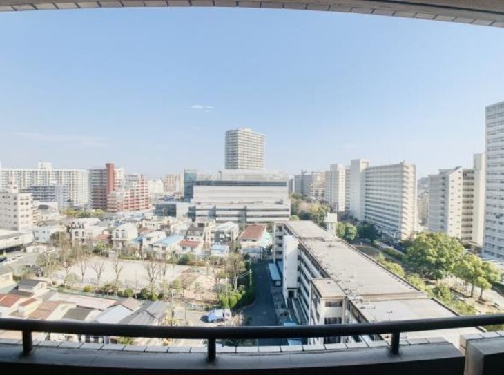 眺望　開放的で明るい空間を演出してくれるバルコニーです