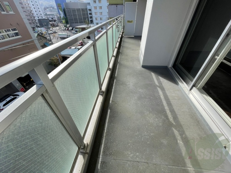 バルコニー　バルコニーは幅があり、広い印象を受けました。