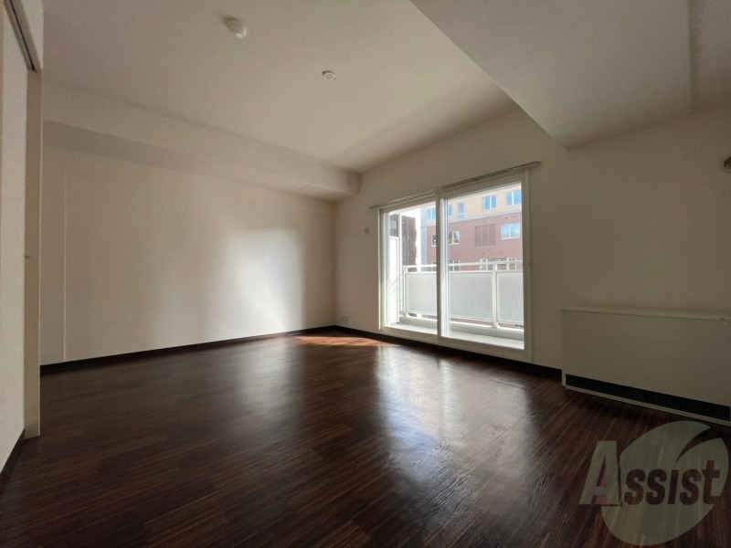 居室・リビング　リビングです。窓が大きくて明るいですね！