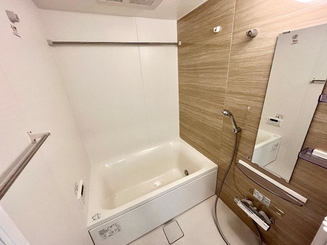 バス・シャワールーム　追い焚き・浴室乾燥機付きのお風呂です♪