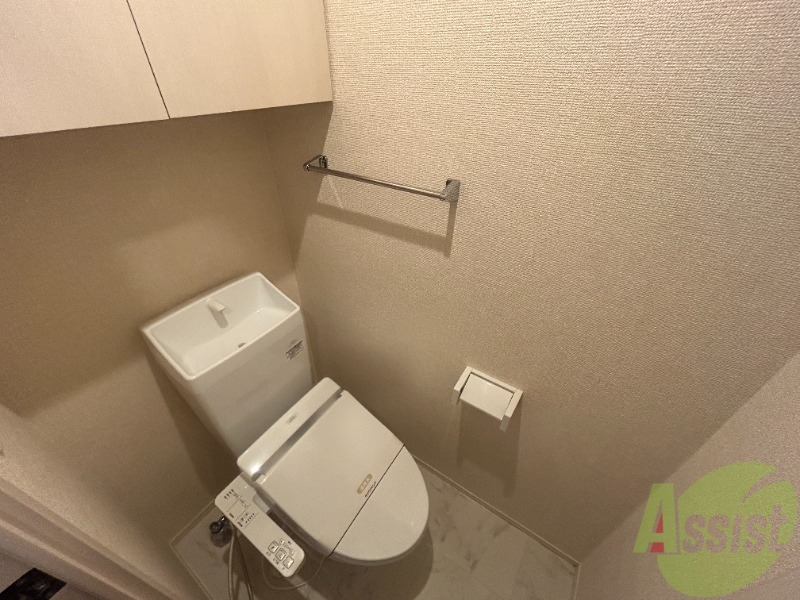 トイレ　トイレはウォシュレット付きで、上には棚がございます。
