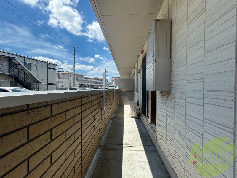 バルコニー　バルコニーは洗濯物を干すのに十分な広さがありますね。