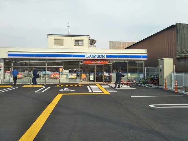 コンビニ　ローソン八尾山本町北八丁目店（コンビニ）まで677m