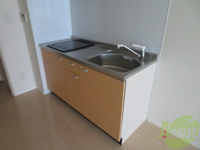 キッチン　キッチンはやさしいオレンジのカラー。洗い場も大きい。