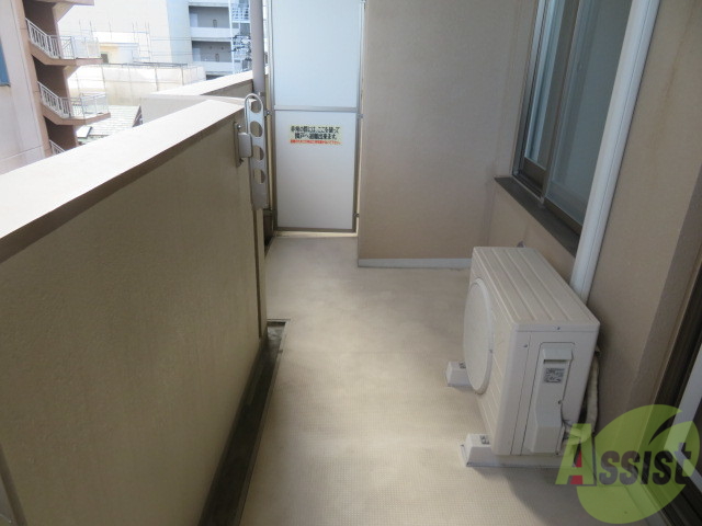 バルコニー　バルコニー。洗濯物がはかどりそうな広さがありますよ。