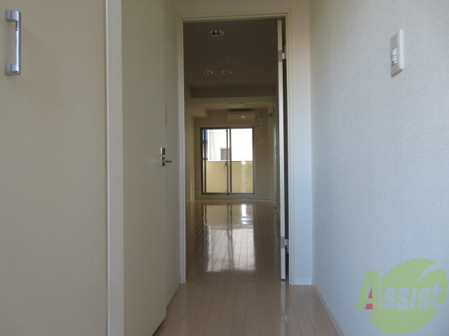 玄関　玄関の様子です。広い洋室にすぐ繋がっています。