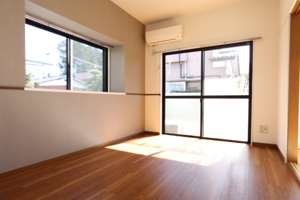 居室・リビング　床茶系、壁一面(グレー系)で落ち着き感ある居室です!!