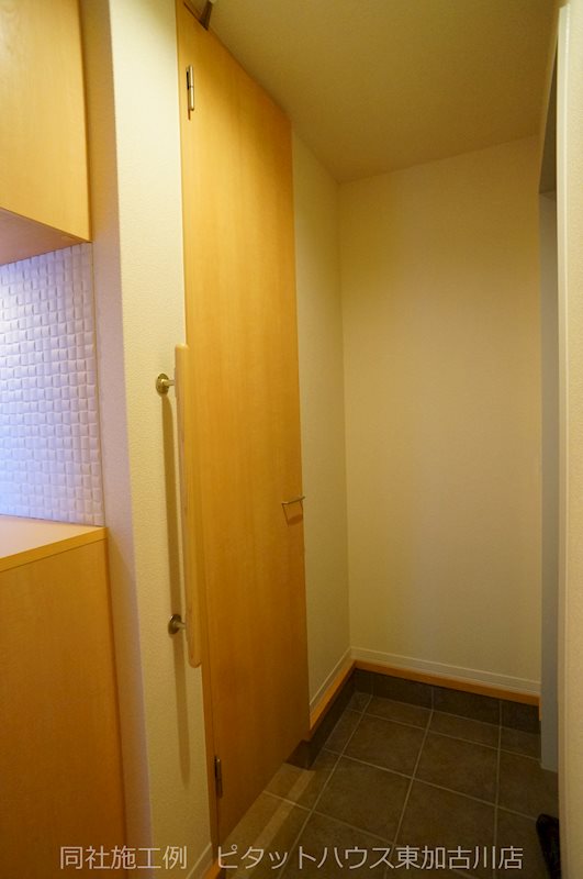 玄関　玄関には姿見付きのシューズボックス付。