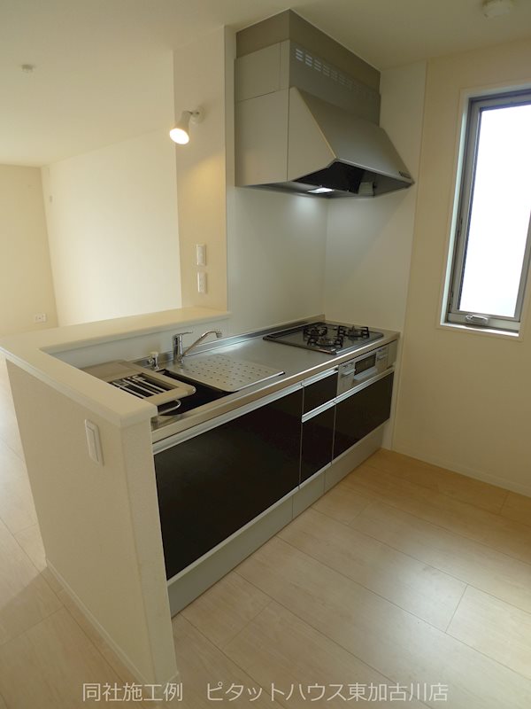 キッチン　人気のシステムキッチン。家族やお客様との会話も弾みますね。