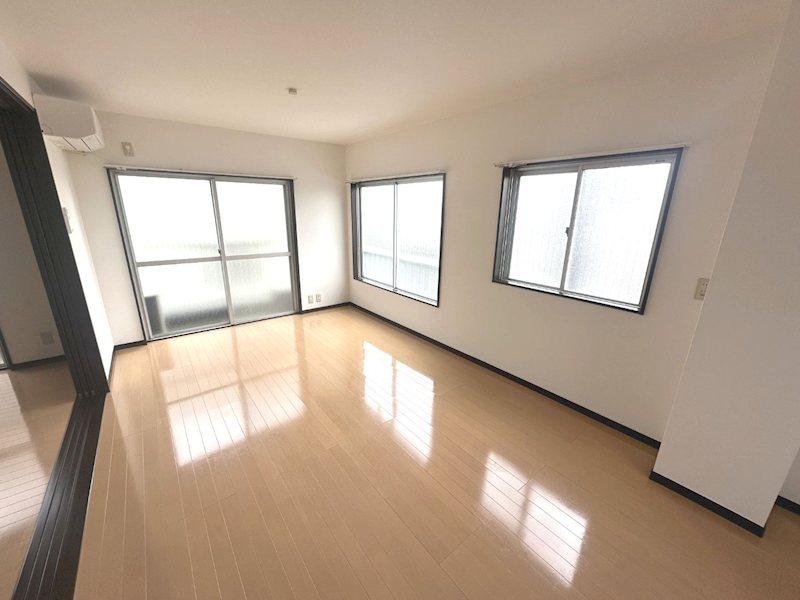 居室・リビング　２面採光だ陽ざしの差込むＬＤＫ